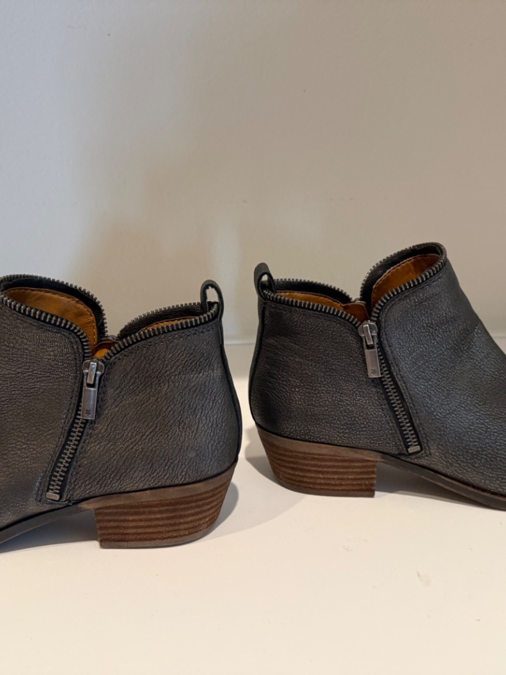 Lucky Brand Basel Booties Women's 8.5 Pewter Metallic Leather Ankle Side Zips - Picture 4 of 9